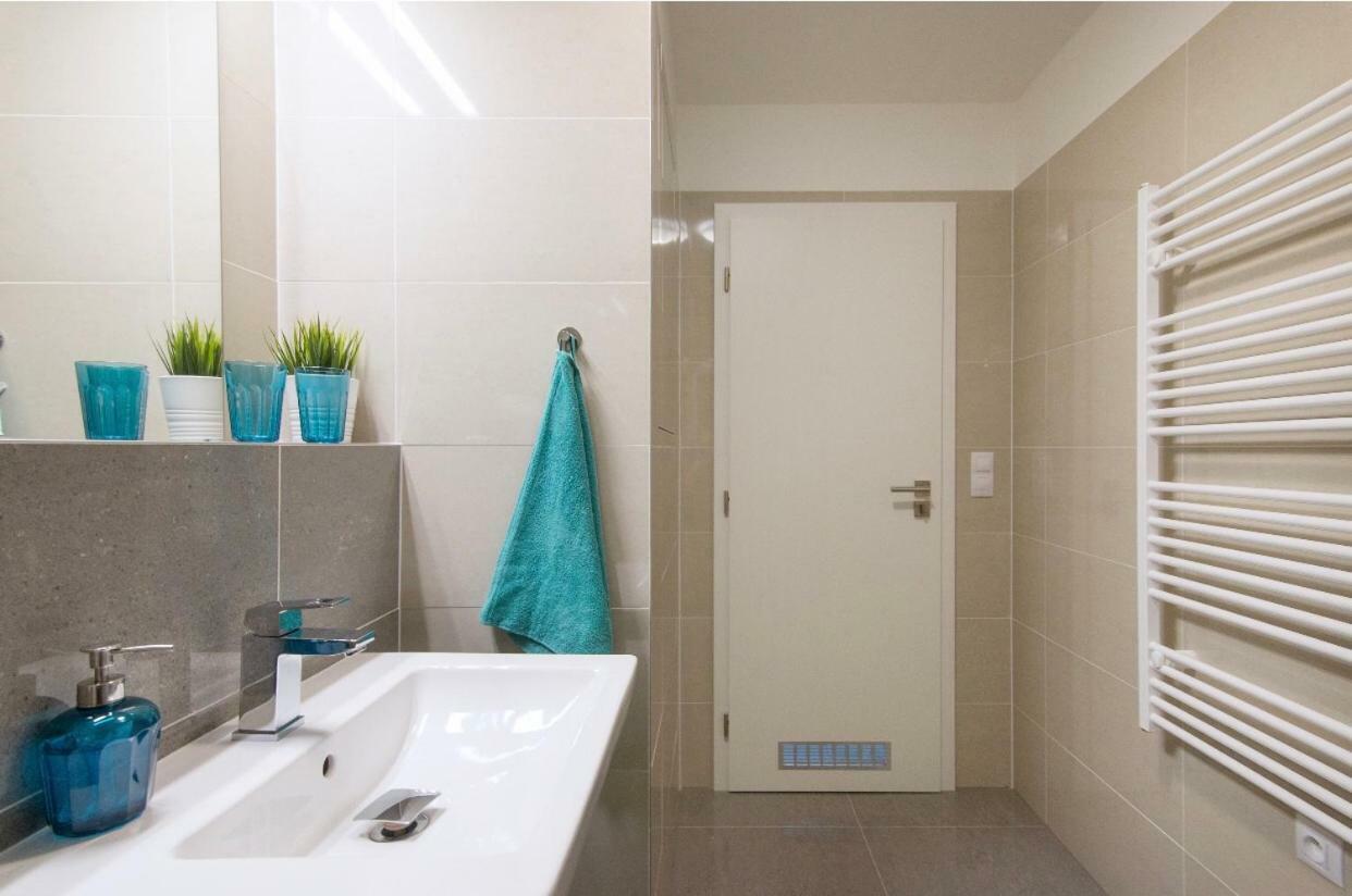 Free Parking In Garage Karolina Plazza, New Cosy Studio With All You Need براغ المظهر الخارجي الصورة